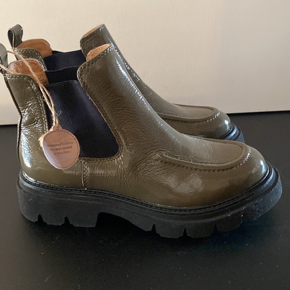 Söfft Samira Waterproof Patent Leather Chelsea Boots Taupe | Size 6 or 7.5 | NWT - Picture 4 of 10